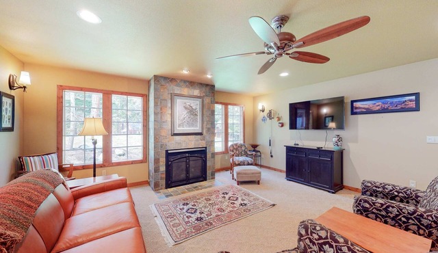 Delightful getaway near the lake & hiking with fast WiFi, full kitchen, & W&D