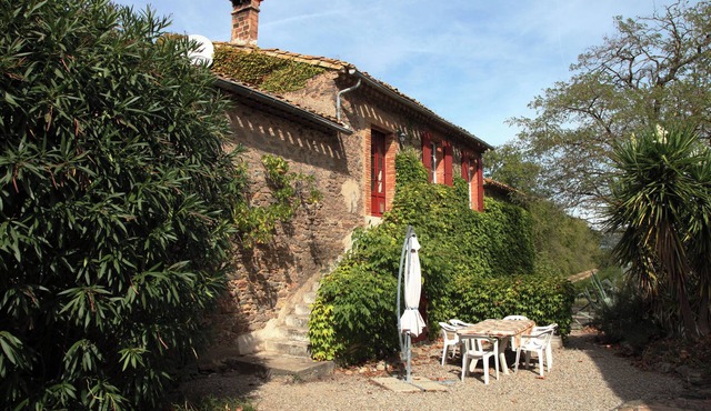 Delightful gite in wine domaine with shared pool, games barn & petanque court