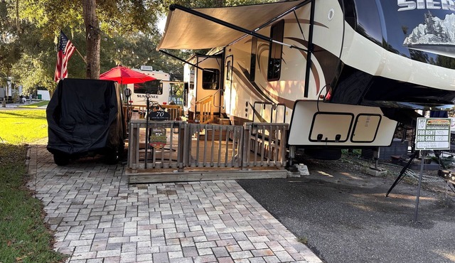 Delightful Glamping 5th wheel 2-bedroom with AC, WiFi in nice Fort McCoy