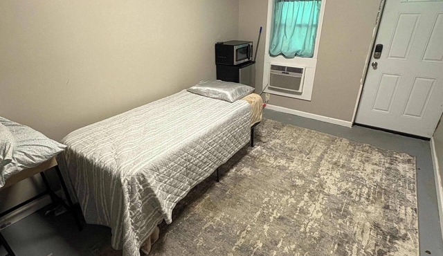 Delightful Guest Room Close to Hendersonville’s Downtown