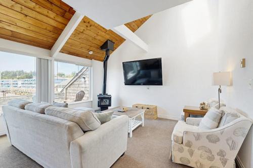 Delightful Harbor Perch Near Town with Shared pool & hot tub & Private Balcony