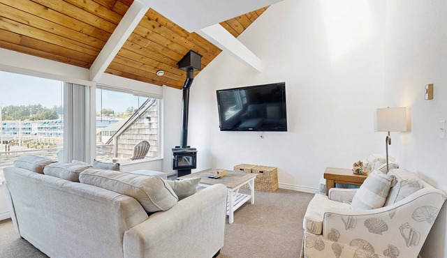 Delightful Harbor Perch Near Town with Shared pool & hot tub & Private Balcony