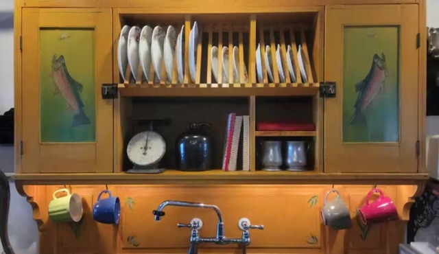 Delightful Historic Cabin. All modern amenities, yet a step back in time.