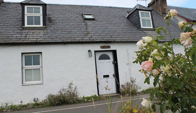 Delightful Historic Fishermans Cottage By The Sea In Lovely Conservation Area