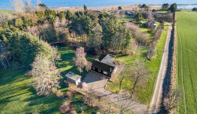 Delightful holiday cottage with view over the Limfjord. Wi-fi. Aircon.