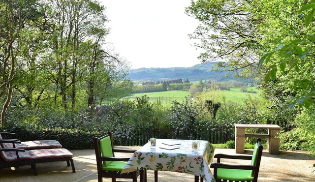 Delightful Holiday Home in Onlay (nievre) with Fenced Garden