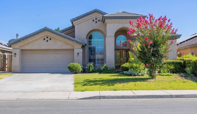 Delightful home 5 Bedrooms , 2 Bath and 2 living rooms