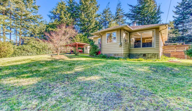 Delightful home near the beach with private deck, firepit