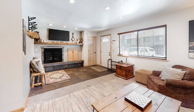 Delightful Home w/ Free WiFi & a Gas Fireplace - Minutes From the Lake & Skiing