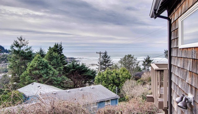 Delightful Home with Ocean View & Private Hot Tub - 3 Blocks to Beach