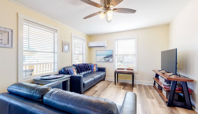 Delightful island home with furnished patio & full kitchen - walk to the beach