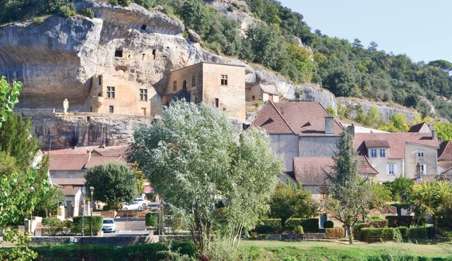 Delightful little cottage for a romantic vacation in the Dordogne.