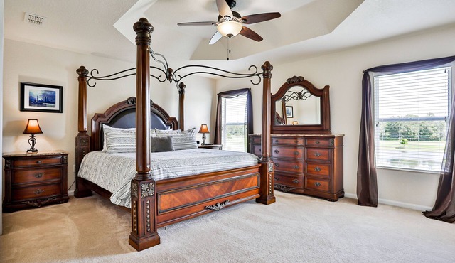 Delightful lakefront townhome with pool, volleyball, fast WiFi & AC