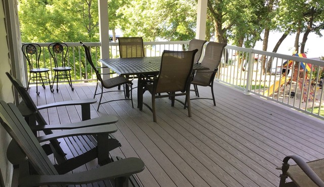 Delightful Lakeshore Cottage, Great Swim & Lakeside Amenities, +22 Foot Pontoon