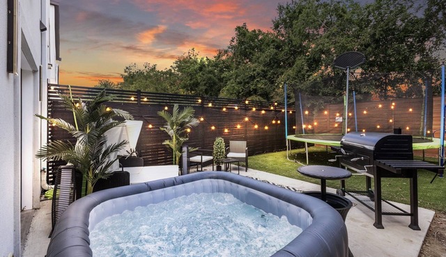 Delightful Left 8-bedroom house with Game room in vibrant Dallas