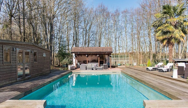 Delightful lodge located in the middle of Sharsted Wood near Canterbury with a pool!