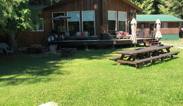 Delightful lodge with WiFi in the heart of Bull River- 5 bedrooms available,