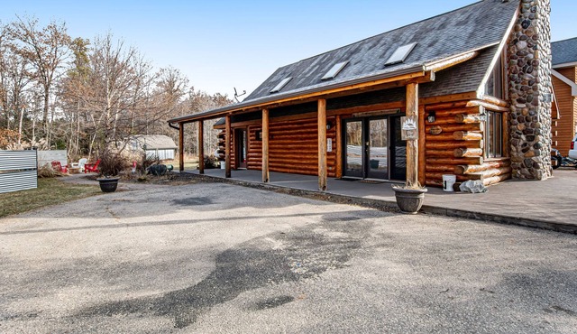 Delightful Lofted Cabin W/ Free WiFi, Three Ponds, & Firepit - Dogs Welcome