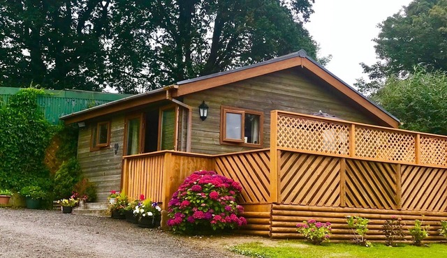 Delightful Log Cabin, ideal for visiting the Brecon Beacons and Gower peninsula