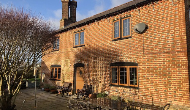 Delightful New Forest cottage with hot tub and direct forest access, sleeps 8