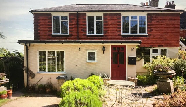 Delightful New Forest Cottage in Idyllic Village