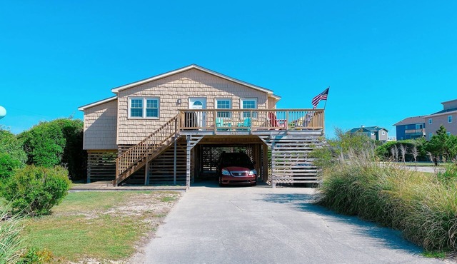 Delightful Oceanside Home Steps to Tranquil Beach: Soak up the Sun and Seabreeze