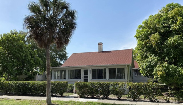 Delightful 'Old Florida' Island cottage in Boca Grande with separate guest house