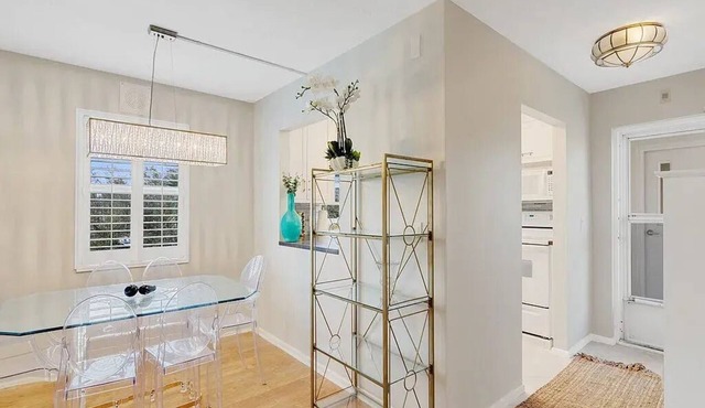 Delightful on-island 2-bedroom condo in Vero Beach, Walk to all!