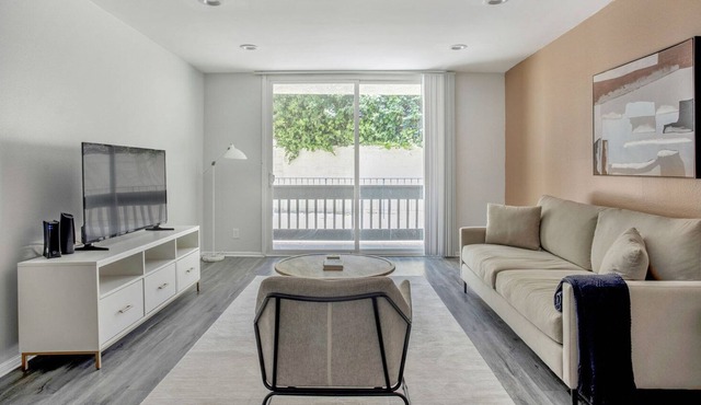 Delightful Pacific Palisades 1BR w/ Hot Tub, nr Beach, by Blueground