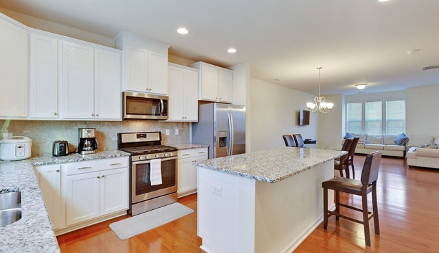 Delightful Pet Friendly Home In Great Location! by RedAwning