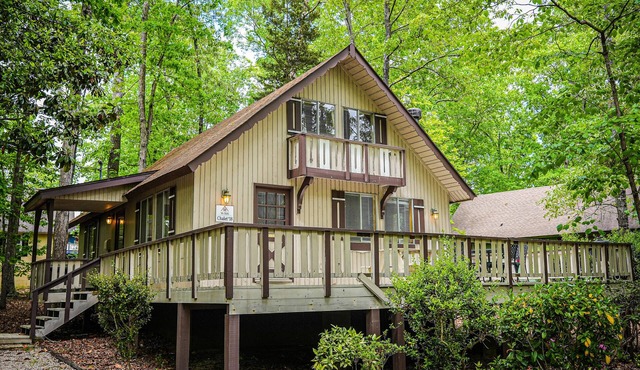 Delightful Pet friendly chalet steps away from Lake Innsbruck