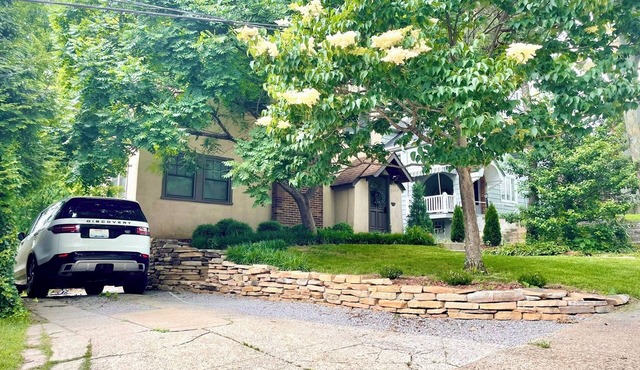 Delightful Private Lane Home in upscale Hyde Park