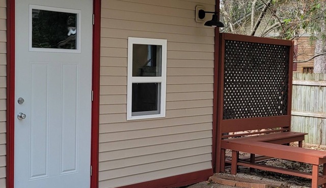 Delightful private room along the river in charming St. Charles
