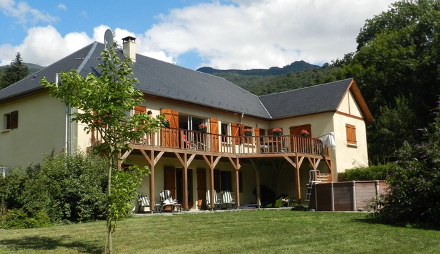 Delightful & relaxing 6 bedroom house, in the mountains with skiing near by