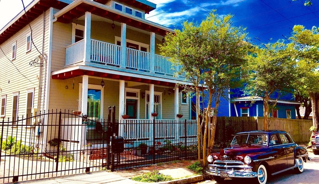 Delightful, Relaxing, Restored Historic Apartment in Montrose section of Houston