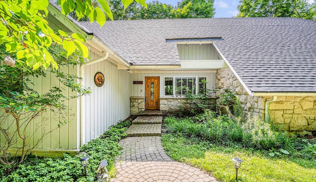 Delightful retreat near the lake - game room with foosball & pool tables