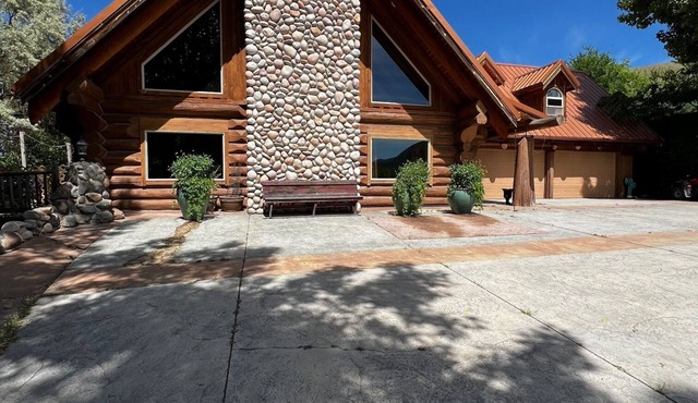 Delightful retreat Log Home in Horseshoe Bend, ID