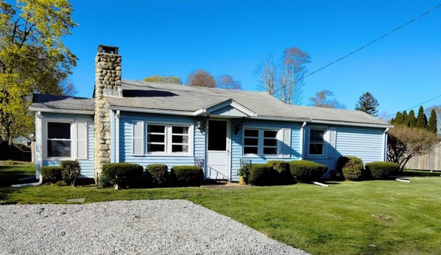 Delightful retreat in the heart of Old Saybrook. Summertime bliss!