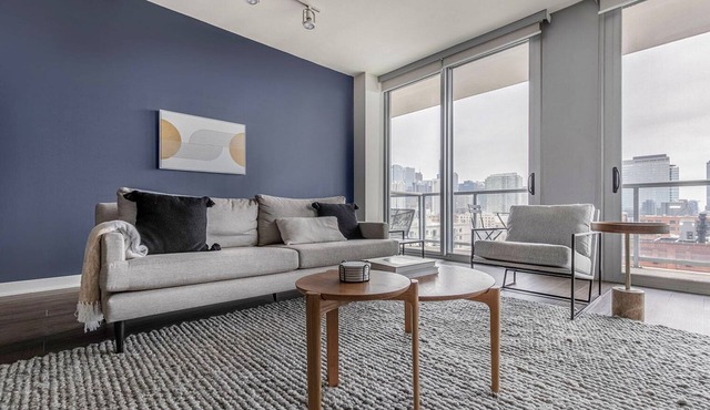 Delightful River West 2BR w/Gym & Firepits, nr L Stop, by Blueground