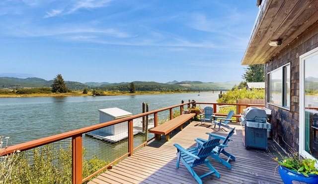 Delightful Riverfront House with Deck, Gas Grill, Washer & Dryer