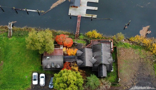 Delightful Riverfront House with Deck, Gas Grill, Washer & Dryer