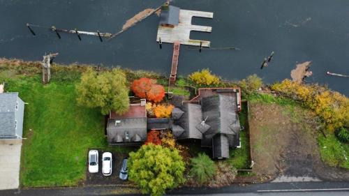 Delightful Riverfront House with Deck Gas Grill Washer & Dryer