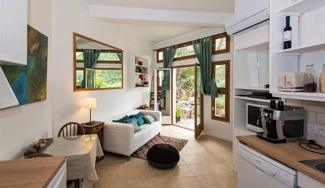 Delightful Riverside Apartment with River Views, The Wing