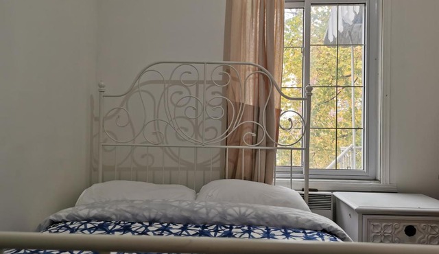 Delightful room near Metro Monk station with Self Check-in