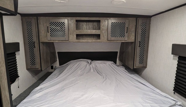 Delightful RV with AC in Palmdale