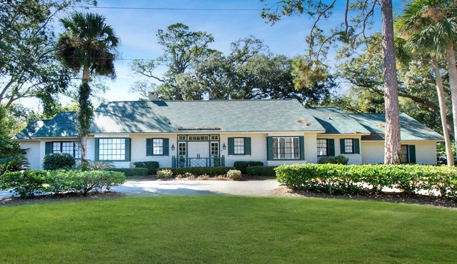 Delightful Sea Island Beach Cottage, Private Pool, Hot Tub & Steps from Beach