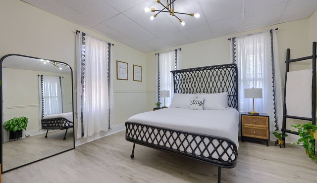 Delightful Small Town Escape — Sauna & Parking