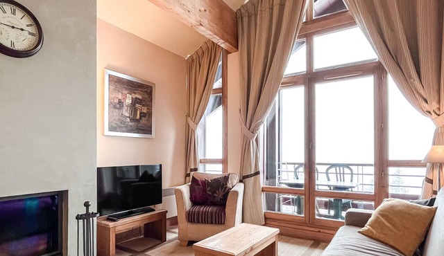 Delightful South facing 2-bed apartment with fireplace