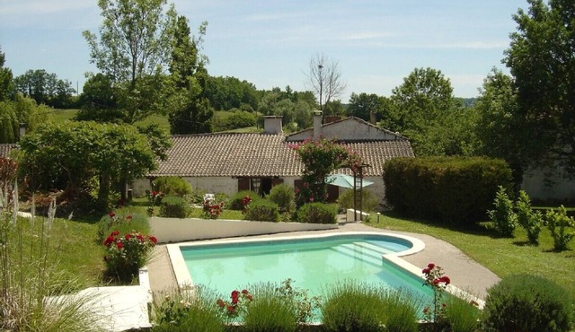 Delightful, spacious cottage with private pool set in quiet hamlet