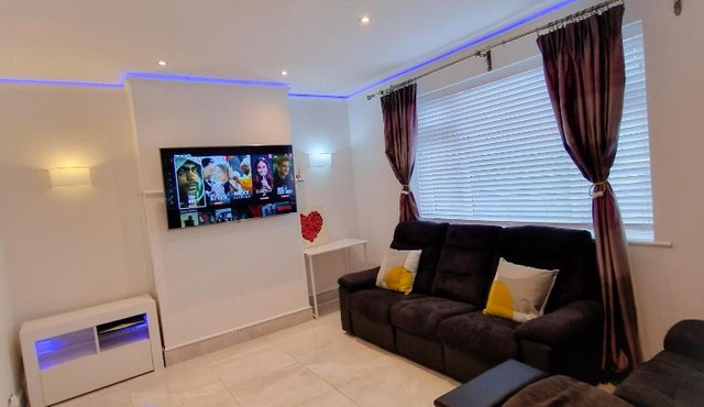 Delightful & Spacious Guest House in Farnworth Near Bolton Hospital